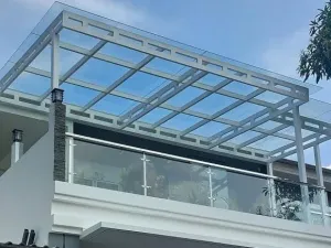 Kanopi kaca tempered